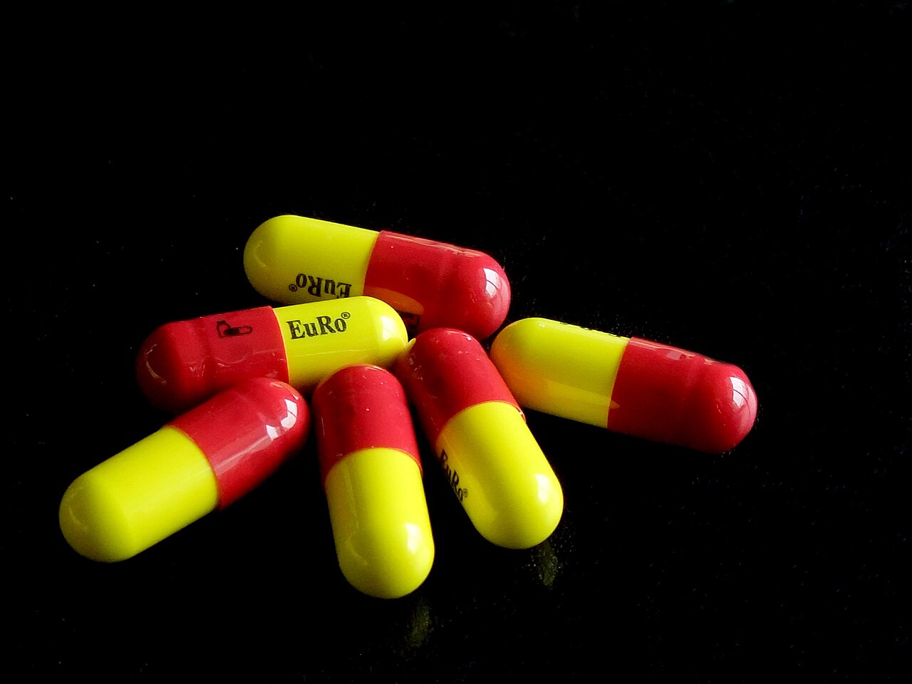 Potofen (Ibuprofen) 200mg capsule.