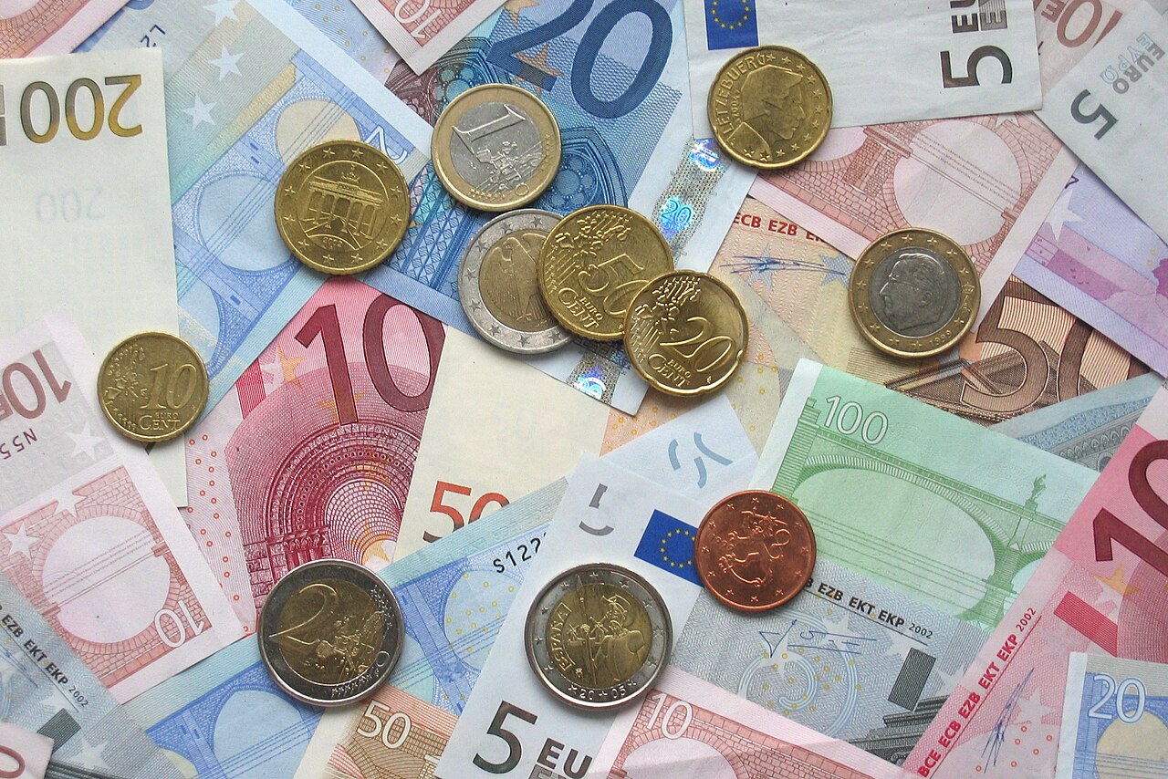A picture of some Euro banknotes and various Euro coins.