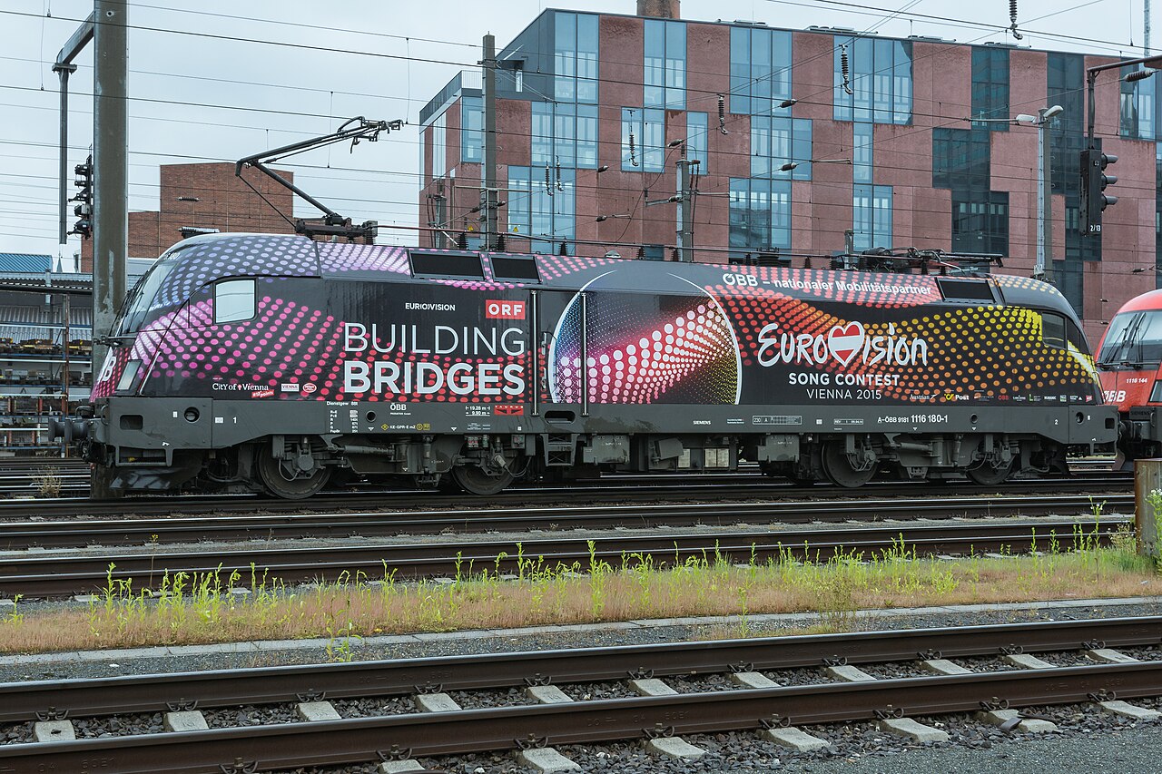 Because the Eurovision Song Contest 2015 was arranged in Vienna the austrian broadcasting company ORF let revarnish two locomotives of type 1116 in su