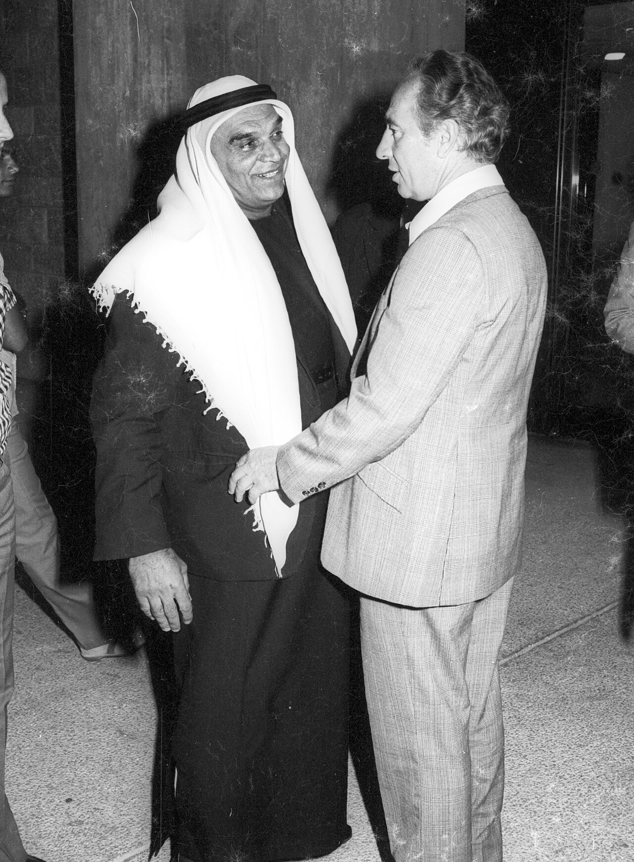 Meeting of the government on the agreement of disengagement of forces between Israel and Syria.Photo shows: Jaber Muadi speaking with Shimon Peres.